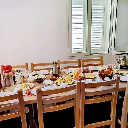 Bujtina Tinari Bed and Breakfast *