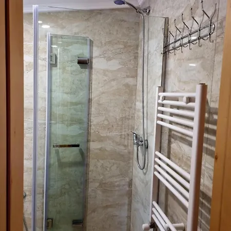Bed & Breakfast Bujtina Tinari