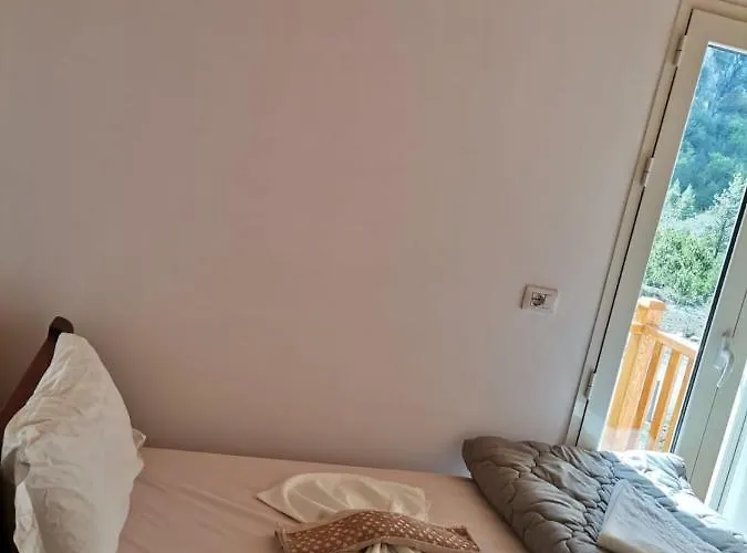 فندق مبيت وإفطار Bujtina Tinari *