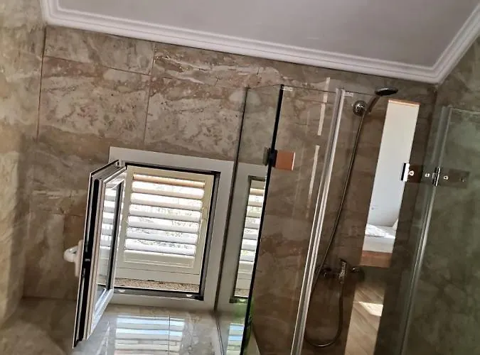 Bujtina Tinari Bed & Breakfast *