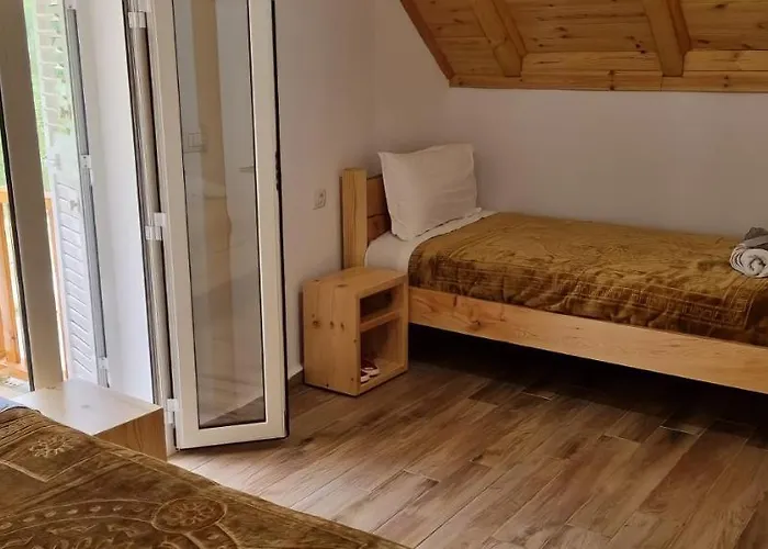 Bujtina Tinari فندق مبيت وإفطار